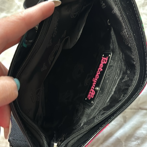 Perfect crossbody for traveling or daily use - Picture 8 of 8